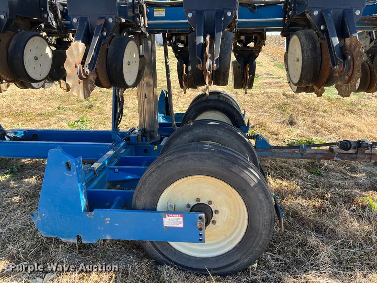 image for item DR7345 Kinze 3600  planter
