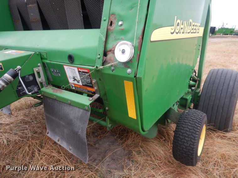 image for item HQ9521 2002 John Deere 567  round baler