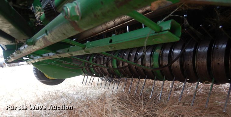image for item HQ9521 2002 John Deere 567  round baler