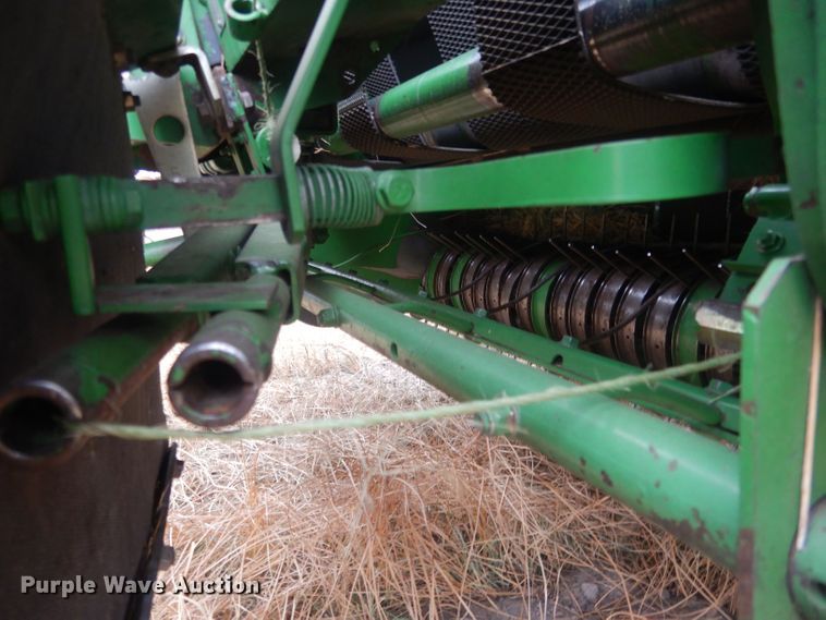 image for item HQ9521 2002 John Deere 567  round baler