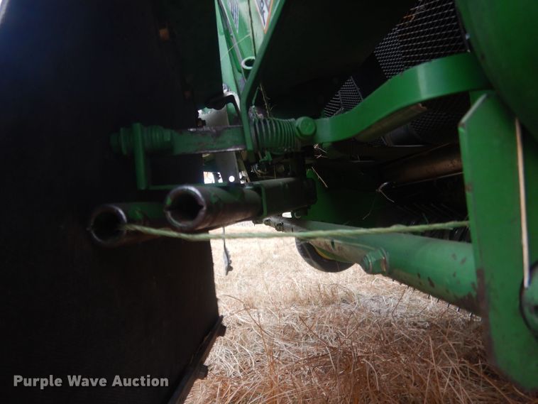 image for item HQ9521 2002 John Deere 567  round baler