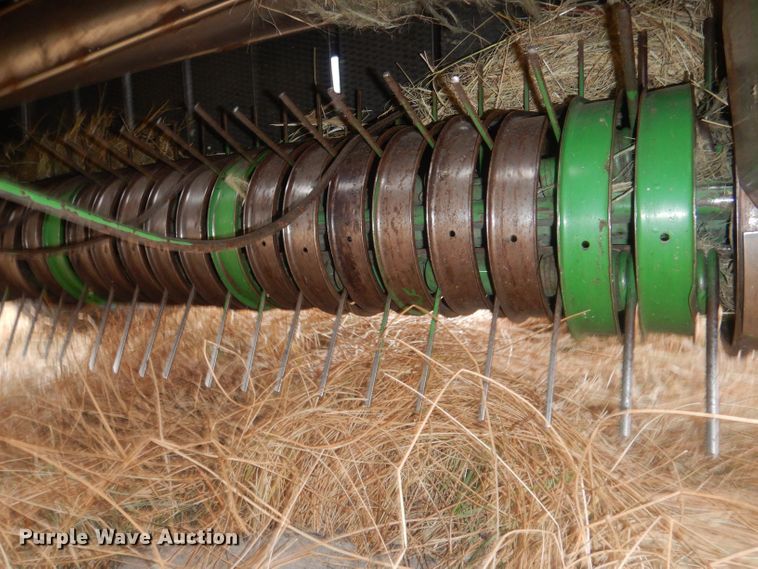 image for item HQ9521 2002 John Deere 567  round baler