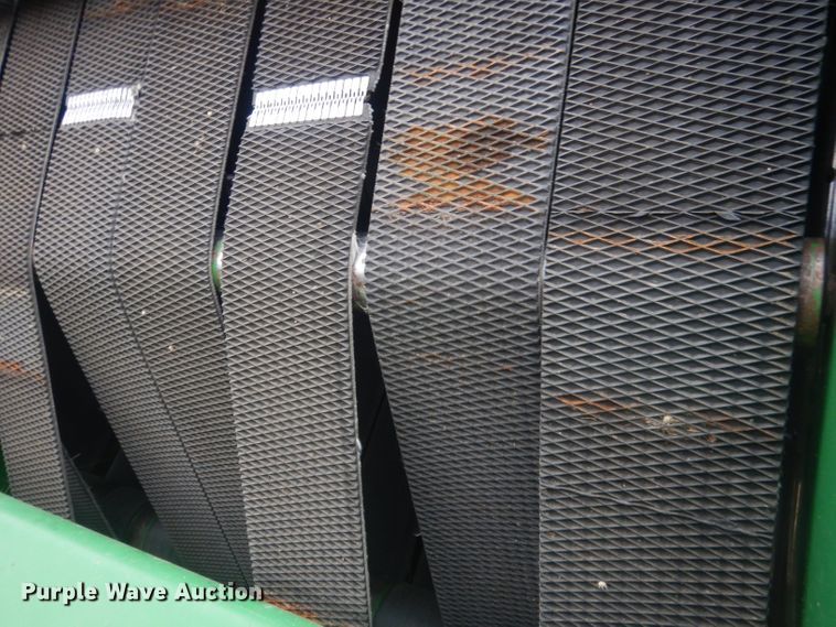 image for item HQ9521 2002 John Deere 567  round baler