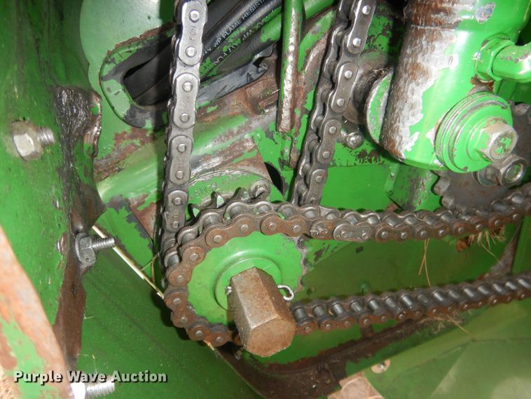 image for item HQ9521 2002 John Deere 567  round baler