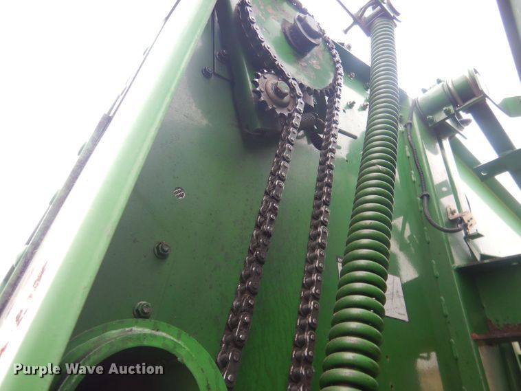 image for item HQ9521 2002 John Deere 567  round baler