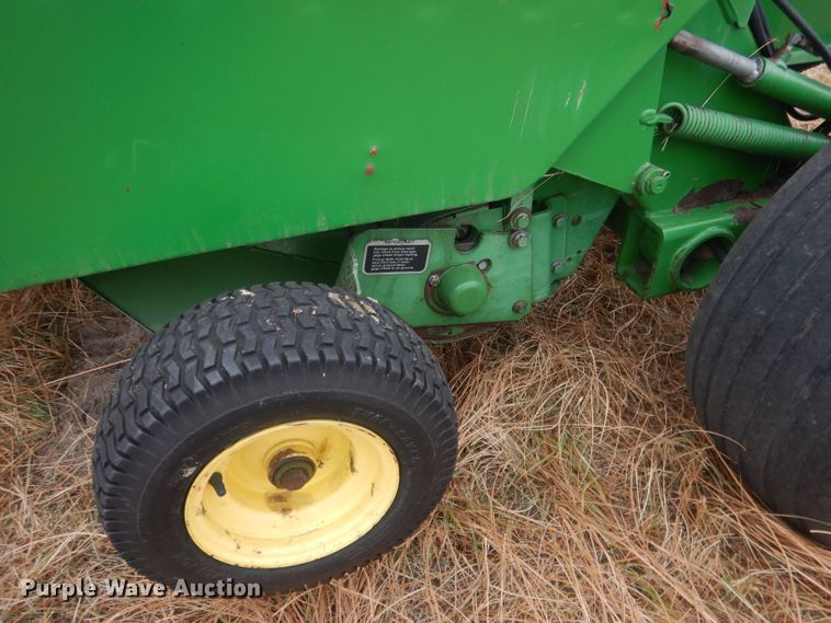image for item HQ9521 2002 John Deere 567  round baler