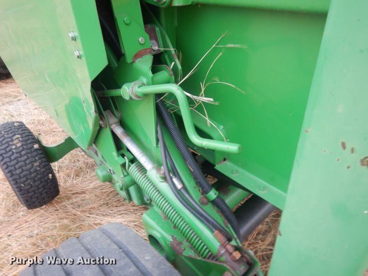 image for item HQ9521 2002 John Deere 567  round baler