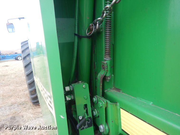 image for item HQ9521 2002 John Deere 567  round baler