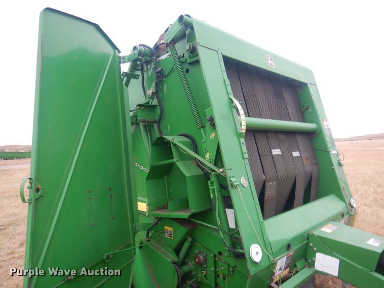 image for item HQ9521 2002 John Deere 567  round baler