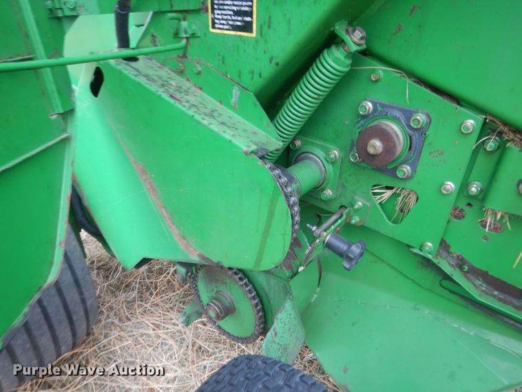 image for item HQ9521 2002 John Deere 567  round baler