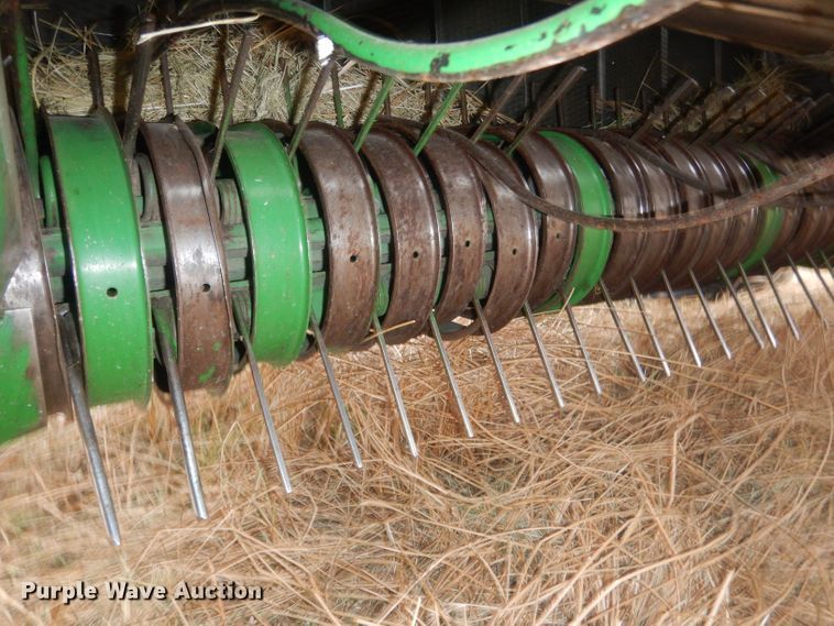image for item HQ9521 2002 John Deere 567  round baler