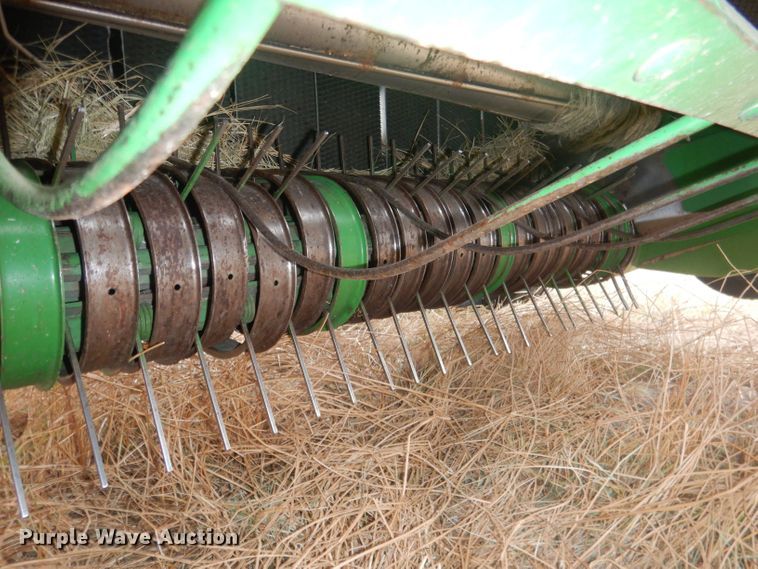 image for item HQ9521 2002 John Deere 567  round baler