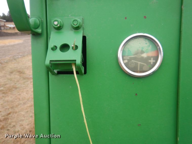 image for item HQ9521 2002 John Deere 567  round baler
