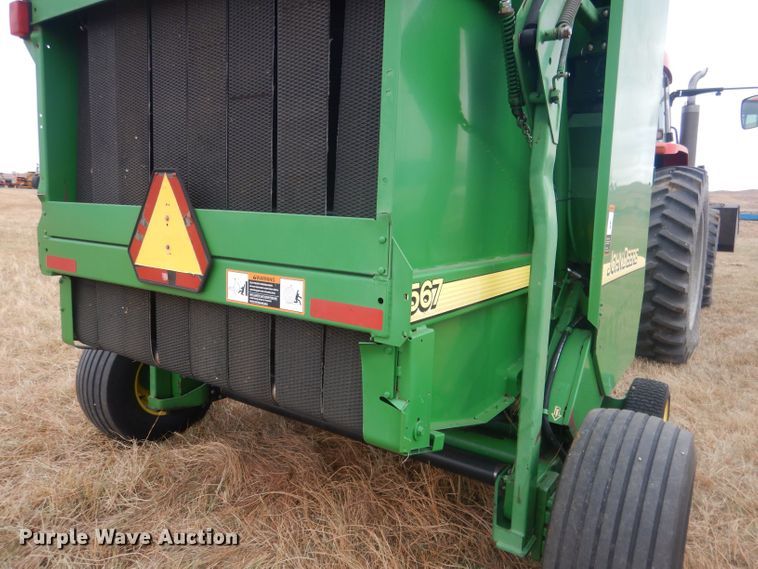 image for item HQ9521 2002 John Deere 567  round baler