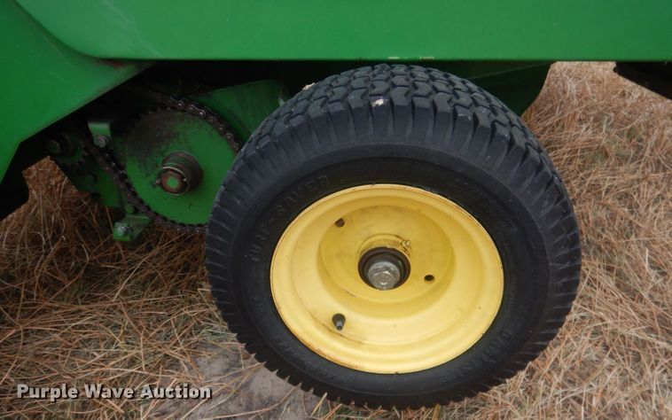 image for item HQ9521 2002 John Deere 567  round baler