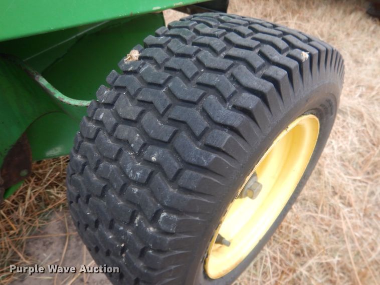 image for item HQ9521 2002 John Deere 567  round baler