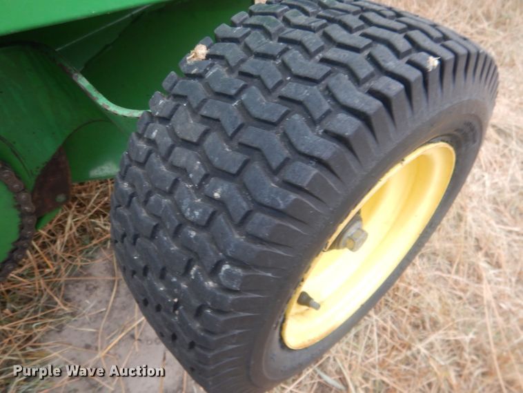 image for item HQ9521 2002 John Deere 567  round baler