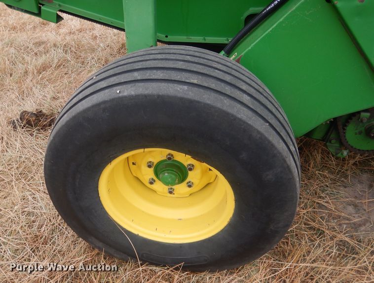 image for item HQ9521 2002 John Deere 567  round baler