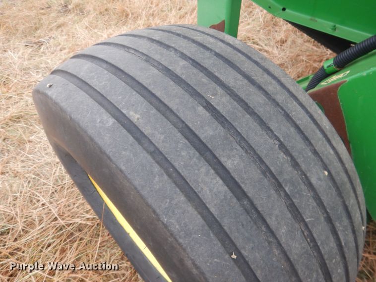 image for item HQ9521 2002 John Deere 567  round baler