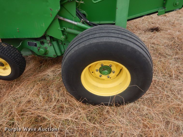 image for item HQ9521 2002 John Deere 567  round baler