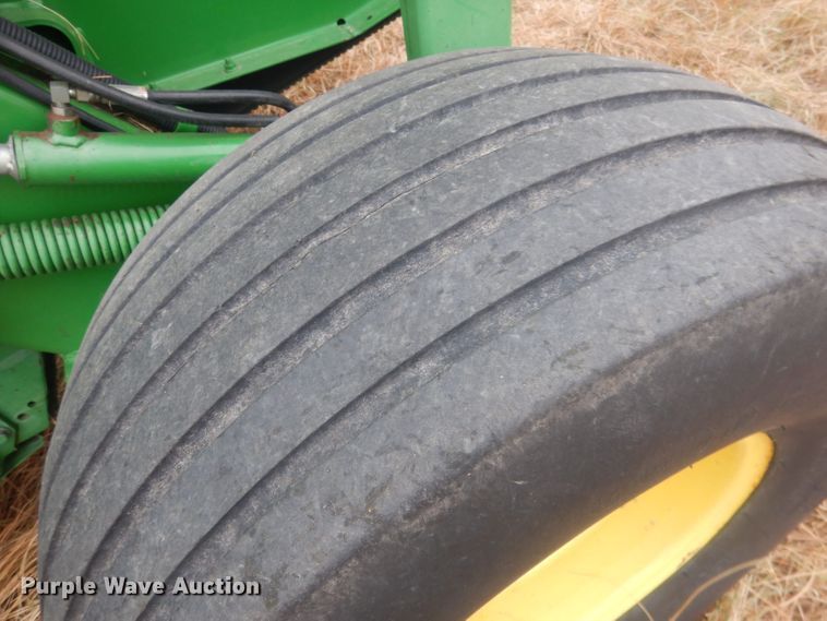 image for item HQ9521 2002 John Deere 567  round baler