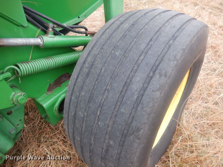 image for item HQ9521 2002 John Deere 567  round baler
