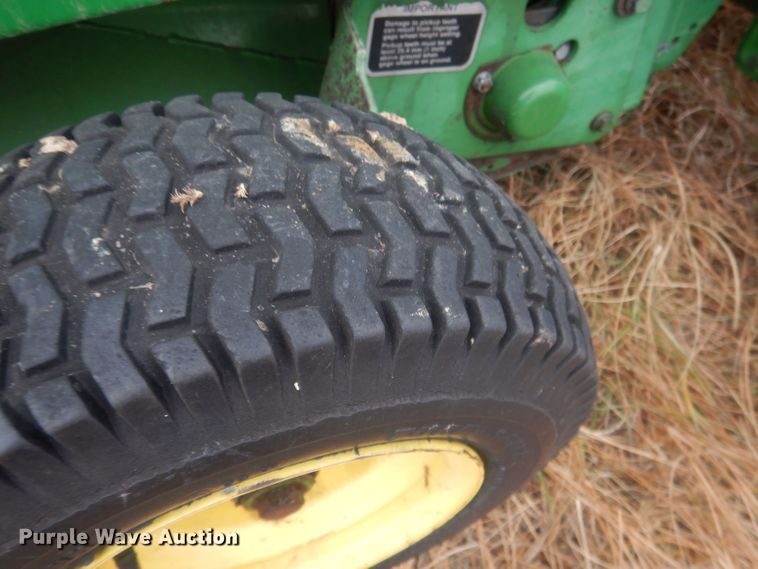 image for item HQ9521 2002 John Deere 567  round baler