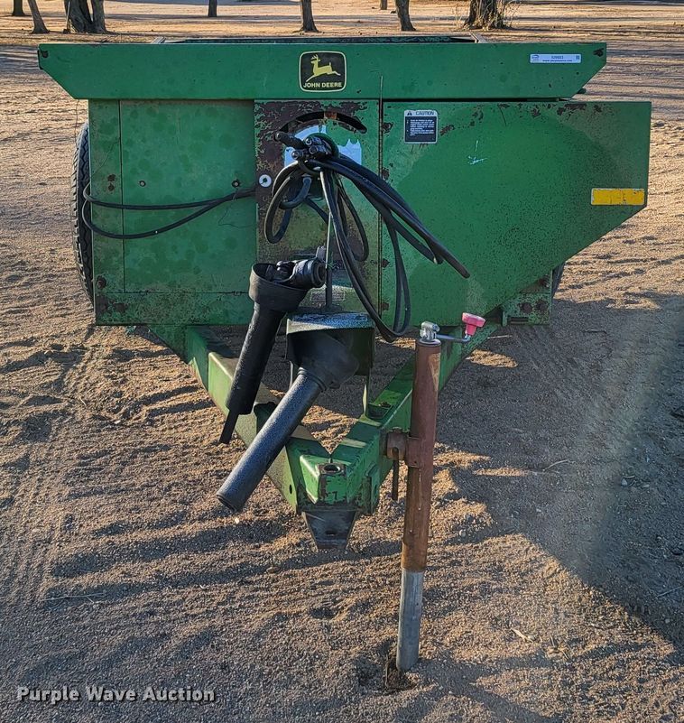 image for item IU9883 John Deere 350  manure spreader