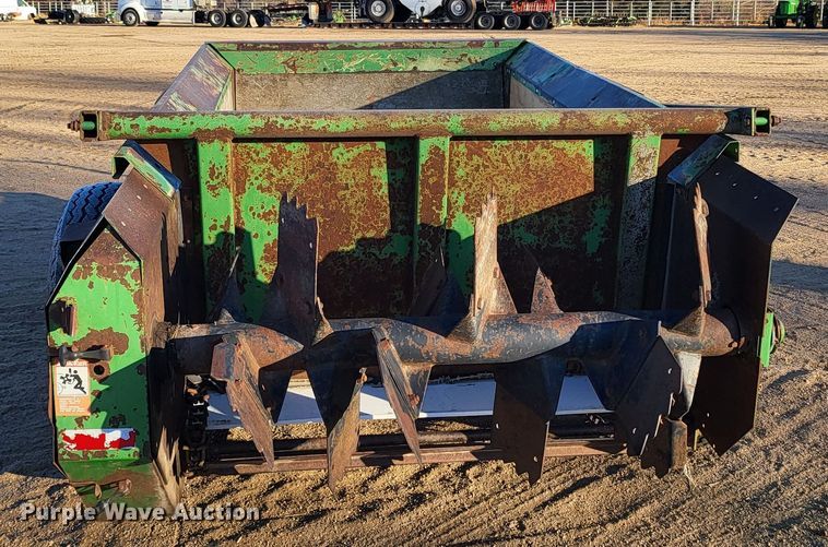 image for item IU9883 John Deere 350  manure spreader