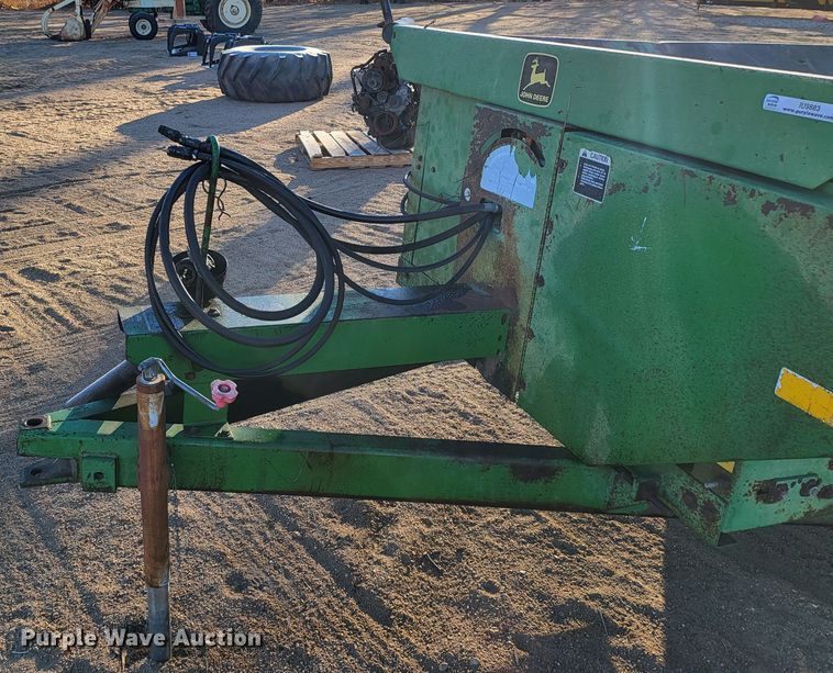 image for item IU9883 John Deere 350  manure spreader
