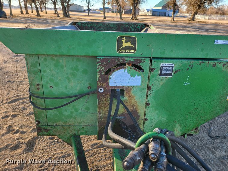image for item IU9883 John Deere 350  manure spreader