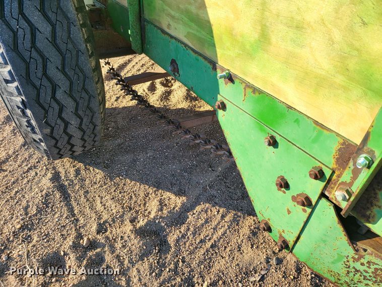 image for item IU9883 John Deere 350  manure spreader