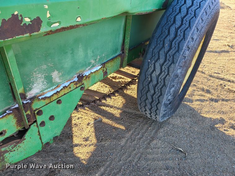 image for item IU9883 John Deere 350  manure spreader