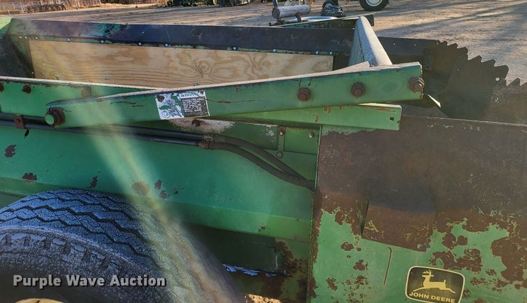 image for item IU9883 John Deere 350  manure spreader