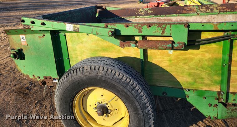 image for item IU9883 John Deere 350  manure spreader