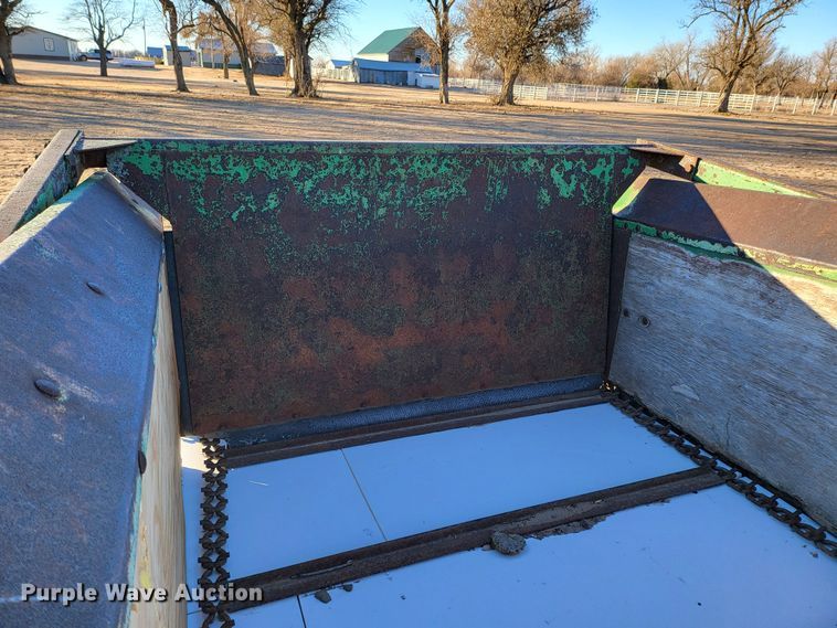 image for item IU9883 John Deere 350  manure spreader