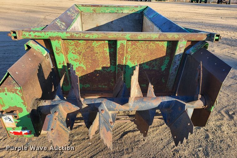 image for item IU9883 John Deere 350  manure spreader