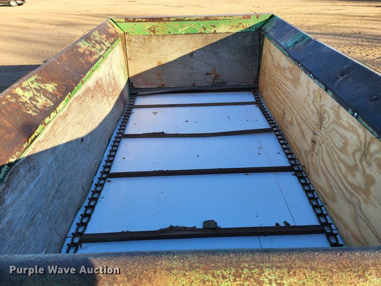 image for item IU9883 John Deere 350  manure spreader