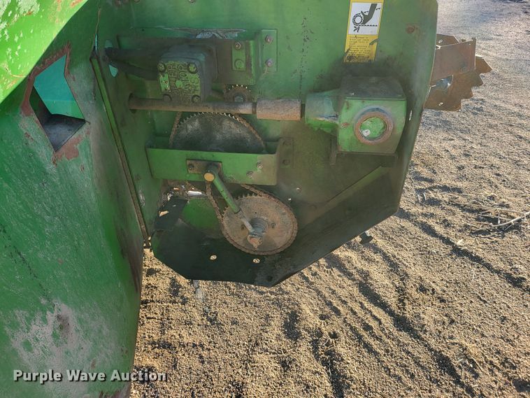 image for item IU9883 John Deere 350  manure spreader