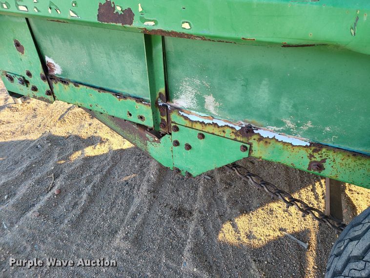 image for item IU9883 John Deere 350  manure spreader