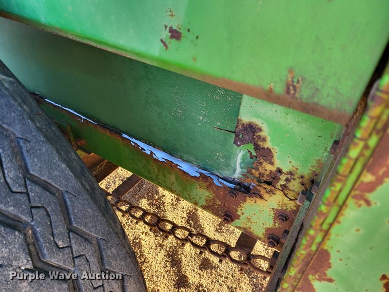 image for item IU9883 John Deere 350  manure spreader