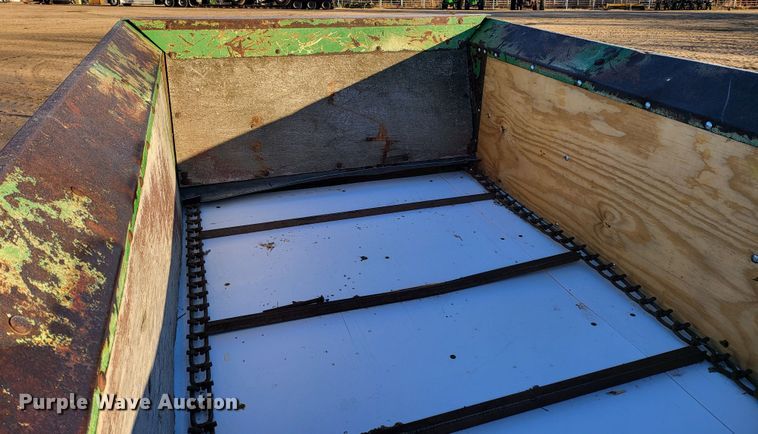 image for item IU9883 John Deere 350  manure spreader