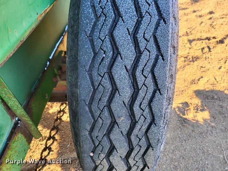 image for item IU9883 John Deere 350  manure spreader