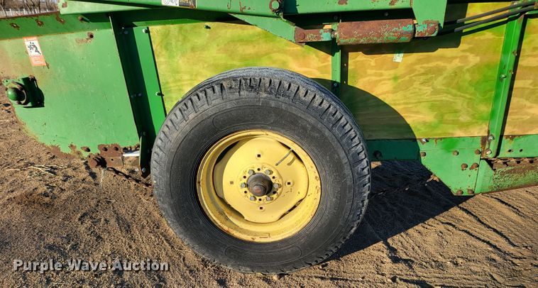 image for item IU9883 John Deere 350  manure spreader