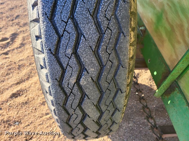 image for item IU9883 John Deere 350  manure spreader