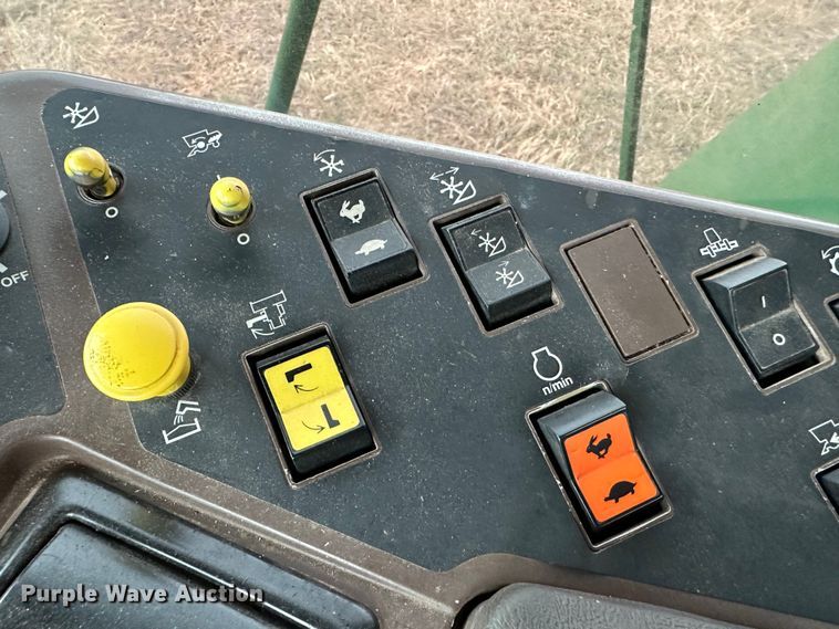 image for item JD9161 1995 John Deere 9500  combine