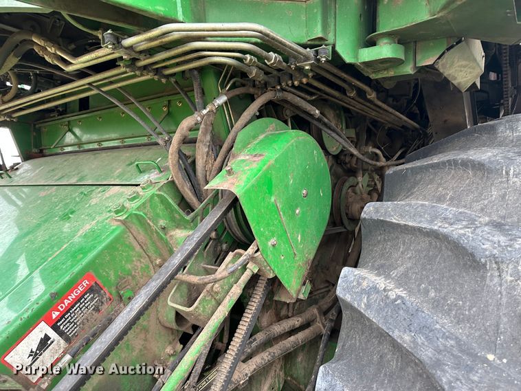 image for item JD9161 1995 John Deere 9500  combine