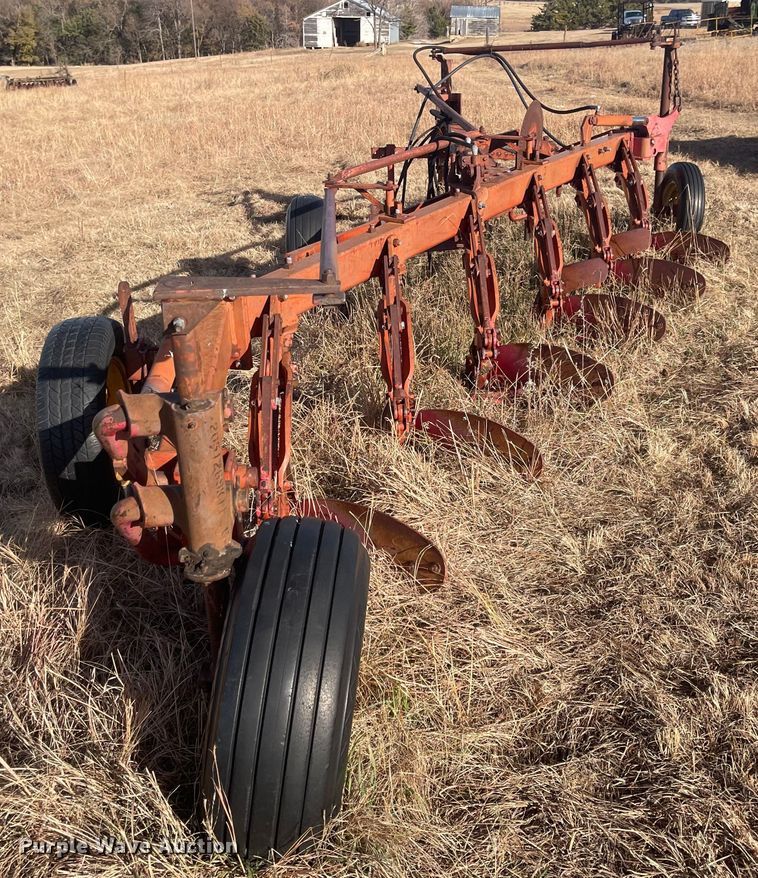 image for item JD9183 Massey Ferguson 880  six bottom plow