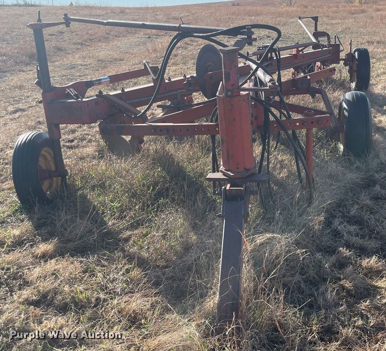 image for item JD9183 Massey Ferguson 880  six bottom plow