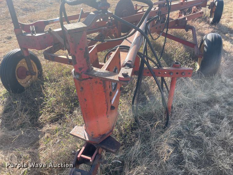 image for item JD9183 Massey Ferguson 880  six bottom plow